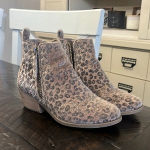 Very G Twinkle 2 Booties- Leopard Size 8.5